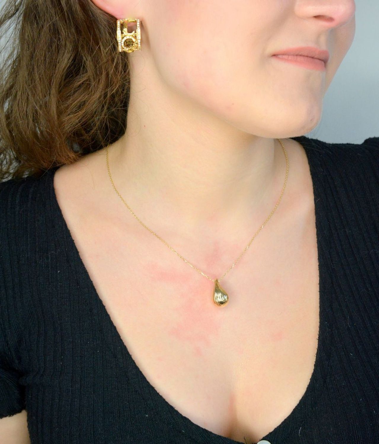 Złoty naszyjnik damski 375 kropla z ozdobnym grawerowaniem NA 3647 375 (3).jpg